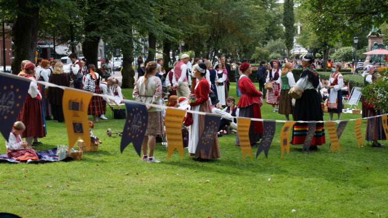 Kansallispukutuuletus Espan puistossa