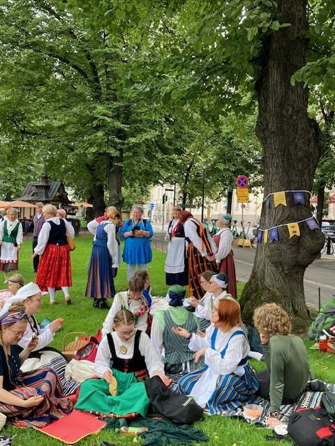 Elävää kulttuuriperintöä kansallispukua tuulettaen