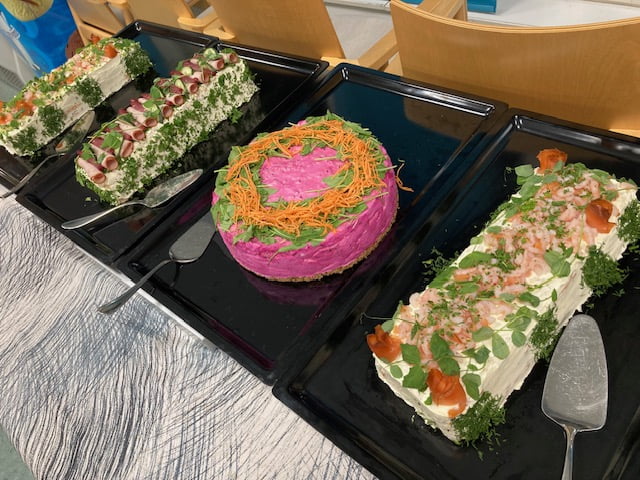 Juhlapöytien tarjottavat ja eroja itäisen ja läntisen Suomen ruokakulttuurissa
