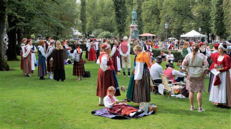 Kansallispukutuuletus   sunnuntaina 4.8.2024 klo 14.00-16.00