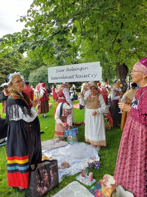 Ohjelmallinen Kansallispukutuuletus Espan puistossa