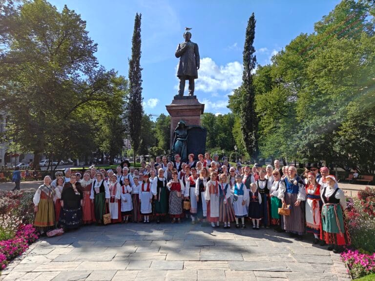 Yhdessä kansallispuvut ja kansallisrunoilija